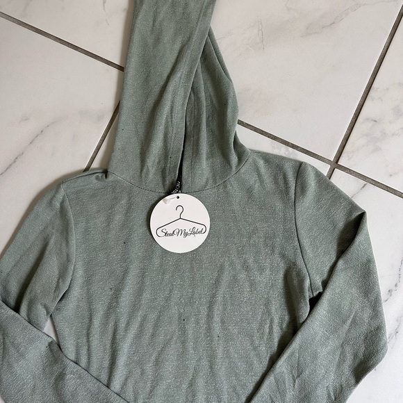 Lightweight workout pullover tunic with hoodie in size small. Boutique item. - Picture 2 of 6